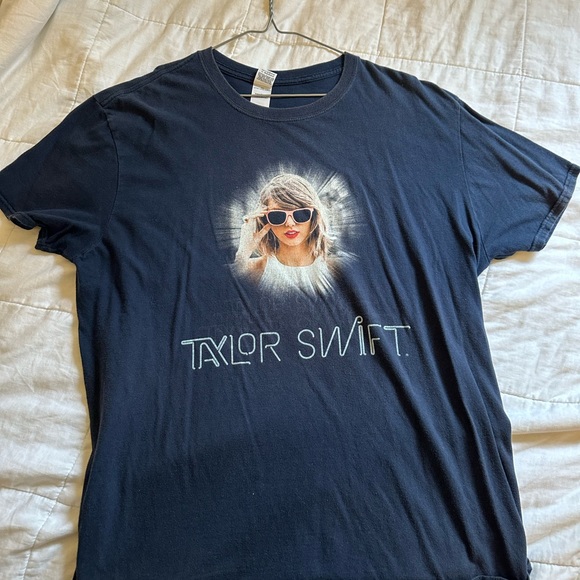 I’m selling my vintage XL 1989 World Tour T-shirt. In great condition. - Picture 2 of 2